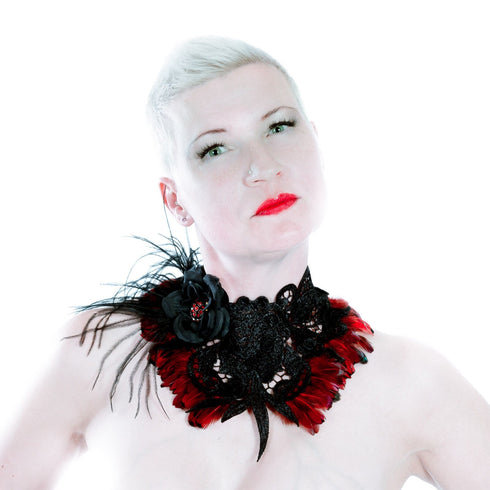 SiaLinda: Brustschmuck Halsschmuck Antoinette, mit schwarzen Rosen und roten Federn - SiaLinda.com